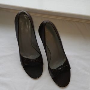 BCBG Girls 7 brown pumps